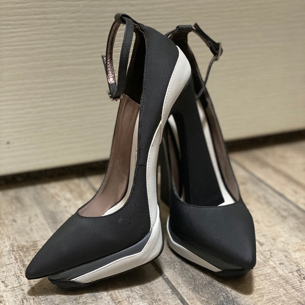 Almost new Jeffrey Campbell Powercut heel, 7